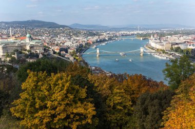BUDAPEST, HUNGARY - 13 Ekim 2019: Macaristan 'ın başkenti Budapeşte' nin tarihi merkezi
