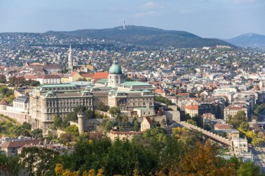 BUDAPEST, HUNGARY - 13 Ekim 2019: Buda Şatosu Macaristan 'ın Budapeşte kentindeki Macar krallarının tarihi kale ve saray kompleksi.