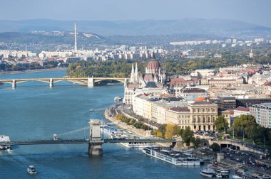 BUDAPEST, HUNGARY - 13 Ekim 2019: Macaristan 'ın başkenti Budapeşte' nin tarihi merkezi