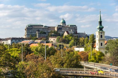 BUDAPEST, HUNGARY - 13 Ekim 2019: Buda Şatosu Macaristan 'ın Budapeşte kentindeki Macar krallarının tarihi kale ve saray kompleksi.