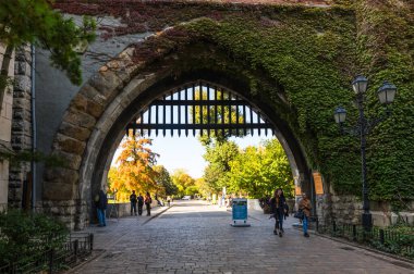 BUDAPEST, HUNGARY - 14 Ekim 2019: Vajdahunyad Şatosu Macaristan 'ın Budapeşte kentinde bulunan bir şato.