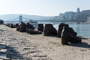 Budapeşte 'deki Tuna Nehri kıyısında ayakkabılar - İkinci Dünya Savaşı sırasında Macaristan Nazileri tarafından Budapeşte' de Tuna Nehri 'nde idam edilen Yahudilerin anısına dikildi.