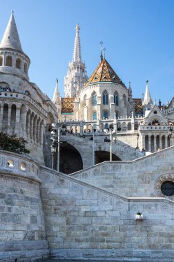 BUDAPEST, HUNGARY - 15 Ekim 2019: Fisherman 's Bastion Macaristan' ın başkenti Budapeşte 'deki en tanınmış eserlerden biridir