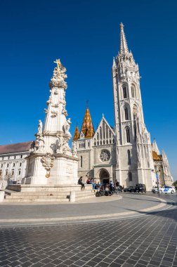 BUDAPEST, HUNGARY - 15 Ekim 2019: Fisherman 's Bastion Macaristan' ın başkenti Budapeşte 'deki en tanınmış eserlerden biridir