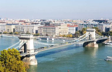 Macaristan 'ın başkenti Budapeşte' nin tarihi merkezinde Tuna Nehri üzerindeki Zincir köprüsünün manzarası