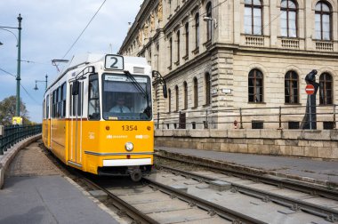 BUDAPEST, HUNGARY - 16 Ekim 2019: Macaristan 'ın başkenti Budapeşte' nin tarihi merkezindeki tramvayın görüntüsü