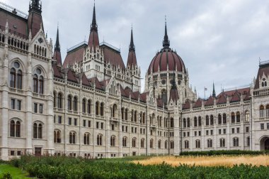 Macaristan Parlamento Binası, Macaristan 'ın önemli bir simgesi ve Budapeşte' de popüler bir turizm merkezidir.