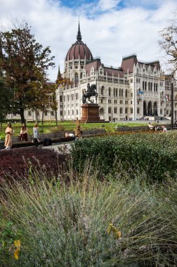 BUDAPEST, HUNGARY - 16 Ekim 2019: Macaristan Parlamento Binası Macaristan 'ın önemli bir simgesi ve Budapeşte' de popüler bir turizm merkezidir.