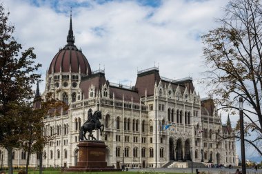 BUDAPEST, HUNGARY - 16 Ekim 2019: Macaristan Parlamento Binası Macaristan 'ın önemli bir simgesi ve Budapeşte' de popüler bir turizm merkezidir.