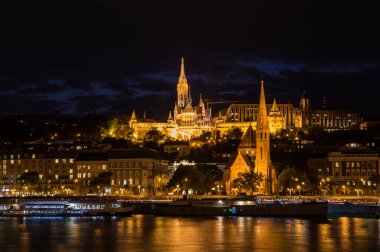 Tuna Nehri manzarası ve Macaristan 'ın başkenti Budapeşte' nin tarihi merkezi