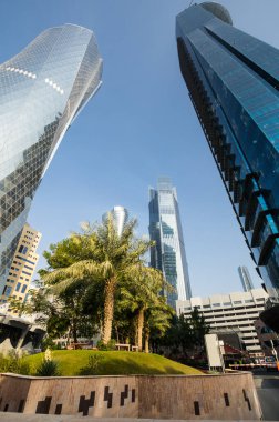 Katar 'ın başkenti ve en kalabalık şehri olan Doha' nın merkezindeki modern gökdelenlerle panoramik manzara