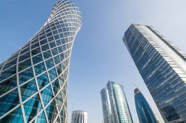 DOHA, QATAR - 30 Ocak 2020: Katar Devleti 'nin başkenti ve en kalabalık şehri olan Doha' nın merkezinde modern gökdelenlerle panoramik manzara