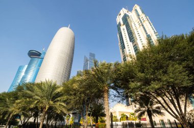 Katar 'ın başkenti ve en kalabalık şehri olan Doha' nın merkezindeki modern gökdelenlerle panoramik manzara