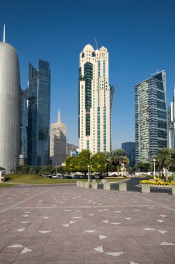 DOHA, QATAR - 30 Ocak 2020: Katar Devleti 'nin başkenti ve en kalabalık şehri olan Doha' nın merkezinde modern gökdelenlerle panoramik manzara