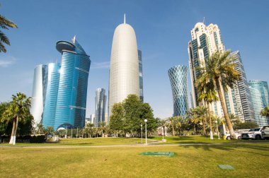 DOHA, QATAR - 30 Ocak 2020: Katar Devleti 'nin başkenti ve en kalabalık şehri olan Doha' nın merkezinde modern gökdelenlerle panoramik manzara
