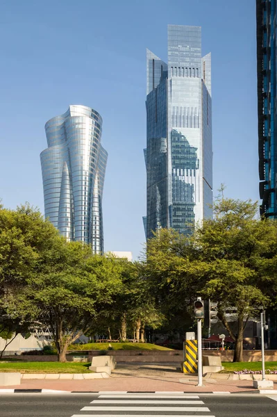位于卡塔尔国首都和人口最多的城市多哈市中心的现代化摩天大楼的全景 — 图库照片