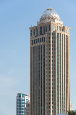 DOHA, QATAR - 30 Ocak 2020: Katar Devleti 'nin başkenti ve en kalabalık şehri olan Doha' nın merkezinde modern gökdelenlerle panoramik manzara