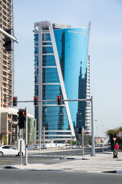 DOHA, QATAR - 30 Ocak 2020: Katar Devleti 'nin başkenti ve en kalabalık şehri olan Doha' nın merkezinde modern gökdelenlerle panoramik manzara