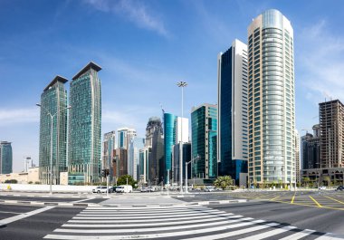 DOHA, QATAR - 30 Ocak 2020: Katar Devleti 'nin başkenti ve en kalabalık şehri olan Doha' nın merkezinde modern gökdelenlerle panoramik manzara