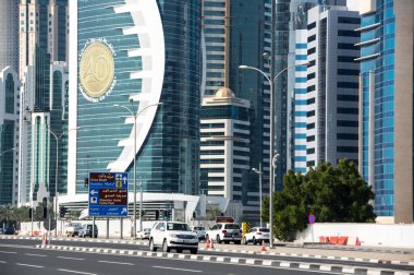 DOHA, QATAR - 30 Ocak 2020: Katar Devleti 'nin başkenti ve en kalabalık şehri olan Doha' nın merkezinde modern gökdelenlerle panoramik manzara