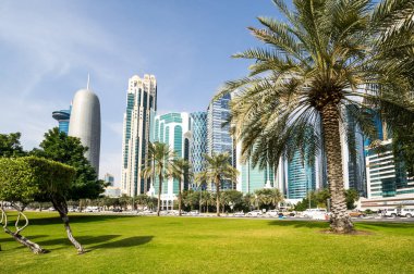 DOHA, QATAR - 30 Ocak 2020: Katar Devleti 'nin başkenti ve en kalabalık şehri olan Doha' nın merkezinde modern gökdelenlerle panoramik manzara