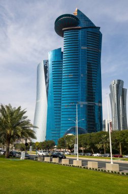 DOHA, QATAR - 30 Ocak 2020: Katar Devleti 'nin başkenti ve en kalabalık şehri olan Doha' nın merkezinde modern gökdelenlerle panoramik manzara
