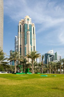 DOHA, QATAR - 30 Ocak 2020: Katar Devleti 'nin başkenti ve en kalabalık şehri olan Doha' nın merkezinde modern gökdelenlerle panoramik manzara