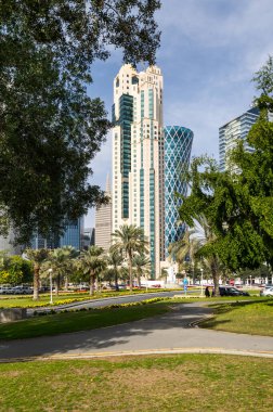 Katar 'ın başkenti ve en kalabalık şehri olan Doha' nın merkezindeki modern gökdelenlerle panoramik manzara