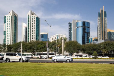 DOHA, QATAR - 30 Ocak 2020: Katar Devleti 'nin başkenti ve en kalabalık şehri olan Doha' nın merkezinde modern gökdelenlerle panoramik manzara