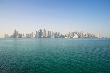 Katar 'ın başkenti ve en kalabalık şehri olan Doha' nın merkezindeki modern gökdelenlerle panoramik manzara