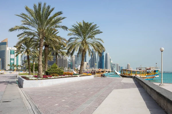 Doha Qatar January 2020 Doha Corniche Waterfront Promenade Extending Seven — Foto Stock