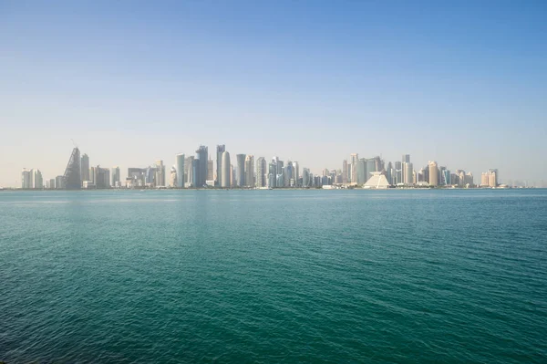 Katar Başkenti Kalabalık Şehri Olan Doha Nın Merkezindeki Modern Gökdelenlerle — Stok fotoğraf