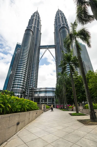 クアラルンプール マレーシア 2020年2月1日 ペトロナスツインタワーとも呼ばれるペトロナスタワーは マレーシアのクアラルンプールにあるツイン高層ビルです — ストック写真