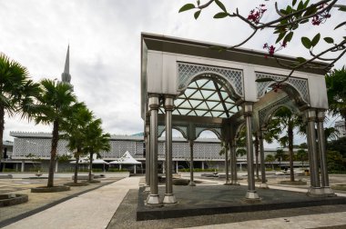 Malezya 'nın başkenti Kuala Lumpur' daki Malezya Ulusal Camii.