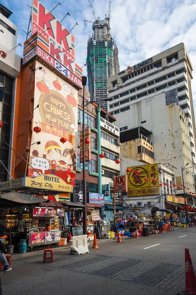 KUALA LUMPUR, MALAYSIA - 01 Şubat 2020: Malezya 'nın başkenti Kuala Lumpur' un merkezindeki caddenin görüntüsü