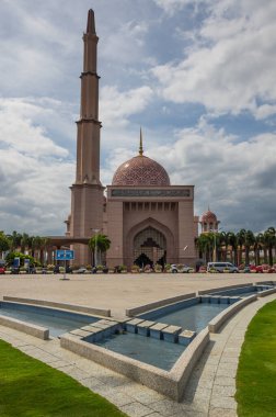 PUTRAJAYA, MALAYSIA - 02 Şubat 2020: Putra Camii Putrajaya, Malezya 'nın başlıca camisidir