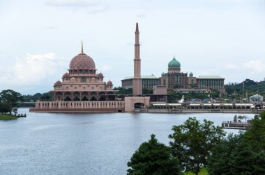 Putra Camii, Malezya 'nın Putrajaya kentinin başlıca camisidir.
