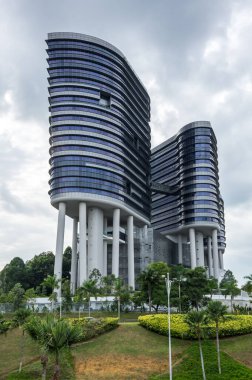 PUTRAJAYA, MALAYSIA - 02 Şubat 2020: Putrajaya Caddesi, Malezya 'nın idari başkenti ve yargı başkenti olarak görev yapan planlanan bir başkent.