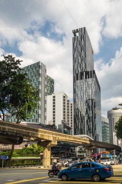 KUALA LUMPUR, MALAYSIA - 03 FEBRUARY, 2020: Malezya 'nın başkenti Kuala Lumpur' un merkezindeki caddenin görüntüsü