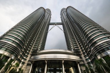 KUALA LUMPUR, MALAYSIA - 03 FEBRUARY, 2020: Petronas İkiz Kuleleri, Kuala Lumpur, Malezya 'da ikiz gökdelenlerdir.