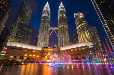 KUALA LUMPUR, MALAYSIA - 03 FEBRUARY, 2020: Petronas İkiz Kuleleri, Kuala Lumpur, Malezya 'da ikiz gökdelenlerdir.
