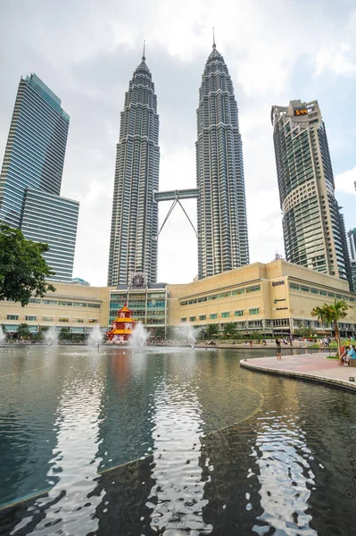 クアラルンプール マレーシア 2020年2月3日 ペトロナスツインタワーとも呼ばれるペトロナスタワーは マレーシアのクアラルンプールにあるツイン高層ビルです — ストック写真