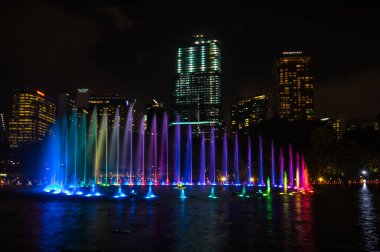 KUALA LUMPUR, MALAYSIA - 03 FEBRUARY, 2020: Malezya 'nın başkenti Kuala Lumpur' daki KLCC Parkı 'nda renkli dans çeşmesi