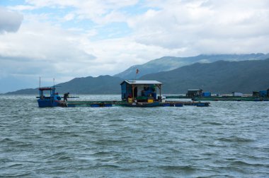 Nha Trang Körfezi, Vietnam 'da yüzen evlerin görüntüsü