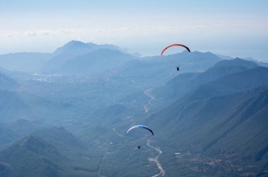 Antalya Ilinin Türk Rivierası üzerinde yer alan bir sahil beldesi olan kemer yakınlarındaki dağlarda uçan yamaç paraşütü