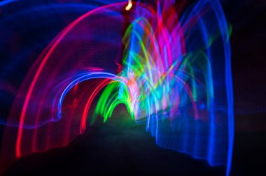 Şehir ışıklarının arabalardan, pencerelerden, sokak lambalarından ve parmaklıklardan soyut desenleri