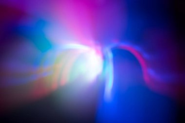 Şehir ışıklarının arabalardan, pencerelerden, sokak lambalarından ve parmaklıklardan soyut desenleri