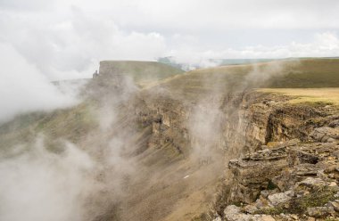 Rusya 'nın Karachay-Çerkesya Cumhuriyeti' ndeki Bermamyt Platosu 'nun panoramik manzarası