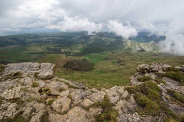 Rusya 'nın Karachay-Çerkesya Cumhuriyeti' ndeki Bermamyt Platosu 'nun panoramik manzarası