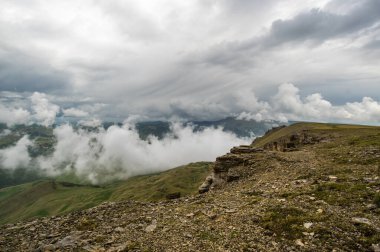 Rusya 'nın Karachay-Çerkesya Cumhuriyeti' ndeki Bermamyt Platosu 'nun panoramik manzarası